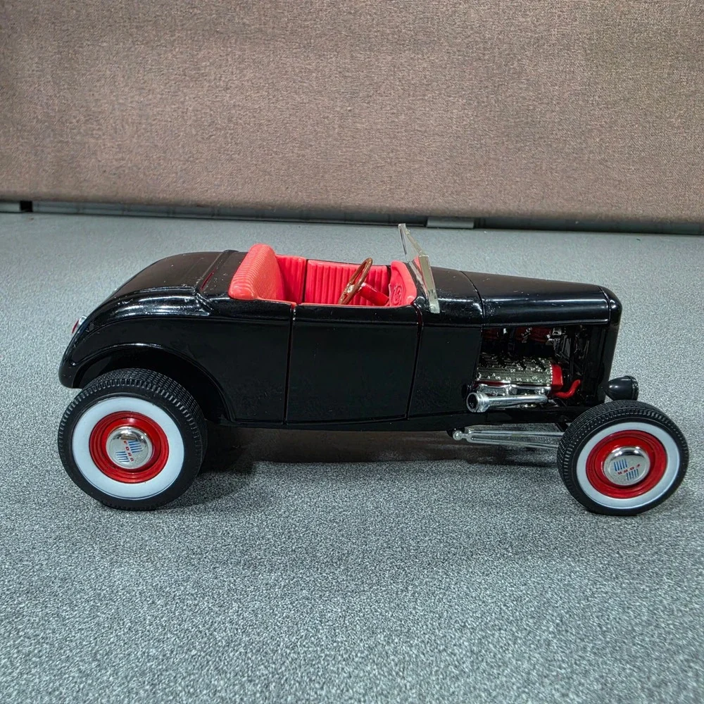 ERTL Ford 1932 Deuce Roadster Hot Rod 1/18 Black Excellent Custom V8 Diecast
